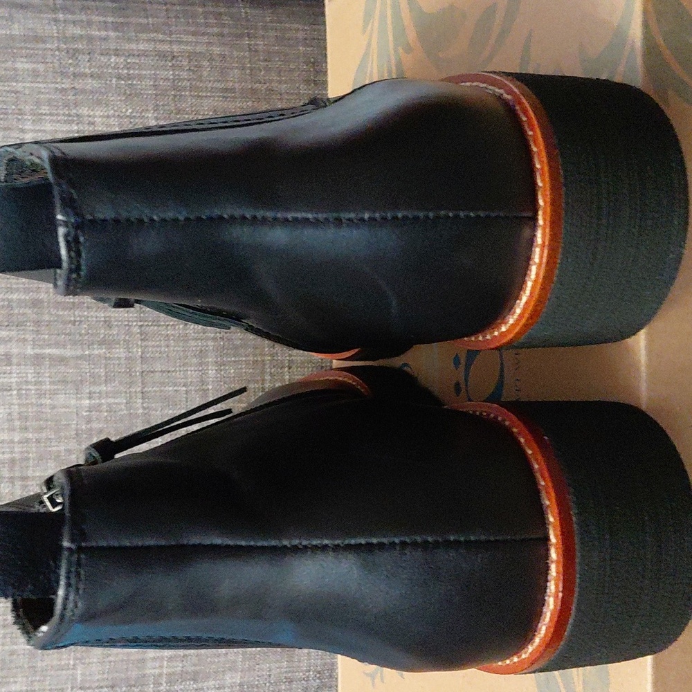 Sofft Women's Black Ankle Zip Boots with Brown Trim Size 8.5 - Picture 4 of 7